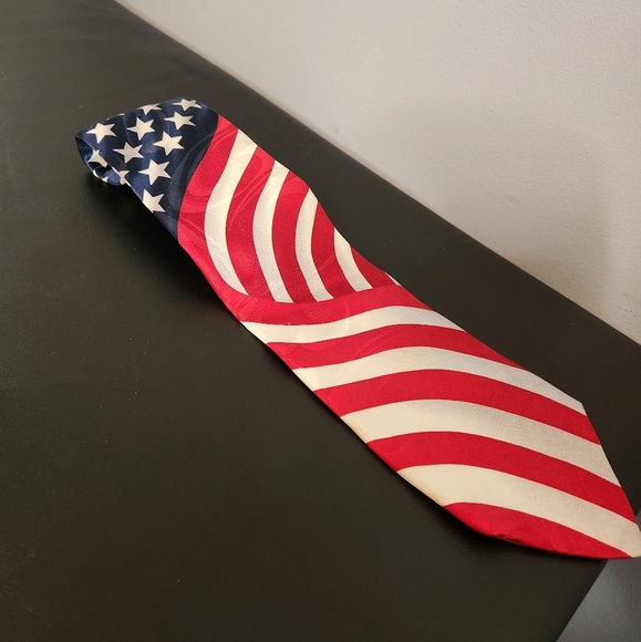 American Traditions Made In USA American Flag Pattern Tie - Picture 1 of 4